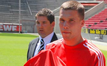 Lukas Podolski mit Stefan Grauer vom Wachdienst Luchs