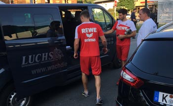 Spieler 1. FC Köln steigen in Bus